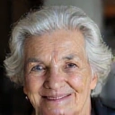 Ritratto di Maria Ferrara, una donna anziana ma vitale, con un sorriso gentile e gli occhi pieni di saggezza.